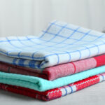 Elveda, Bulaşık Havlusu Dağınıklığı: Yerden Tasarruf Sağlayan Bu Depolama Hack'i Onları Düzenli Tutuyor