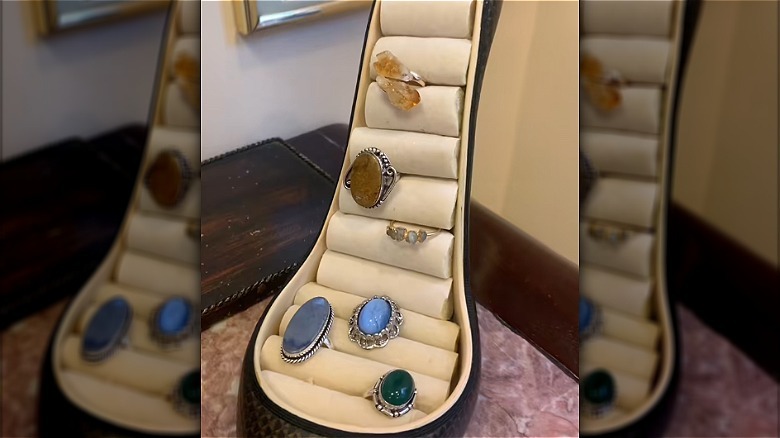 Yüksek topuklu ayakkabının içinde halkalar bulunan halka tutucular