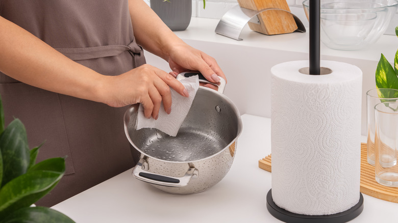 Eller bir tencereyi kağıt havluyla kuruluyor