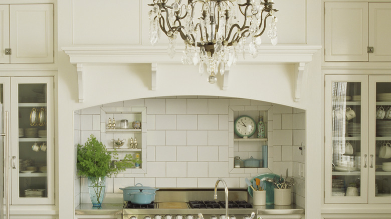 Mavi ve yeşil aksesuarlarla beyaz mutfak