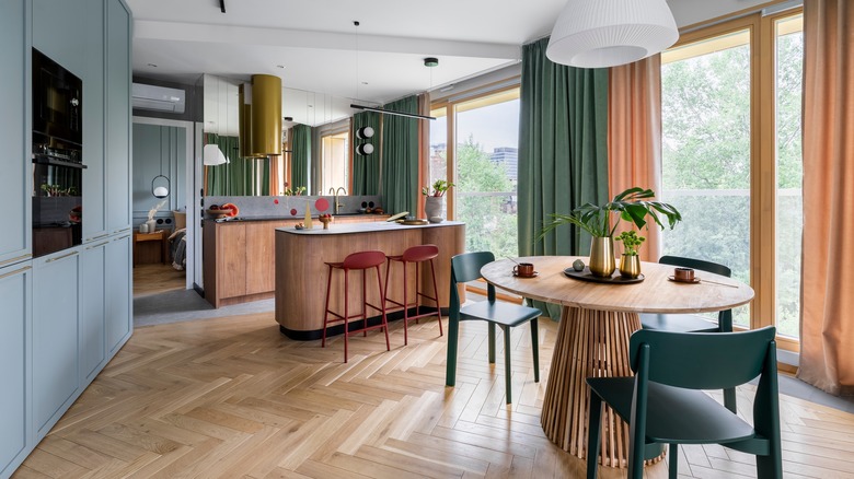 Açık mavi dolaplı, yeşil ve bej perdeli mutfak