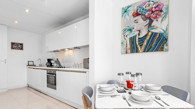 Mavi ve yeşil duvar sanatıyla donatılmış mutfak