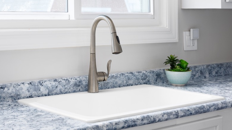 Lavabonun etrafındaki mavi mermer tezgahın yakın çekimi