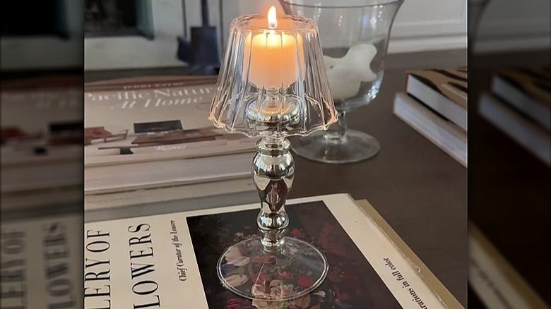 HomeGoods'un trend tealight tutucusunun sehpa üzerinde kullanımda olduğu bir fotoğraf
