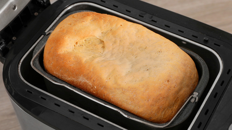 ekmek makinesinde taze ekmek