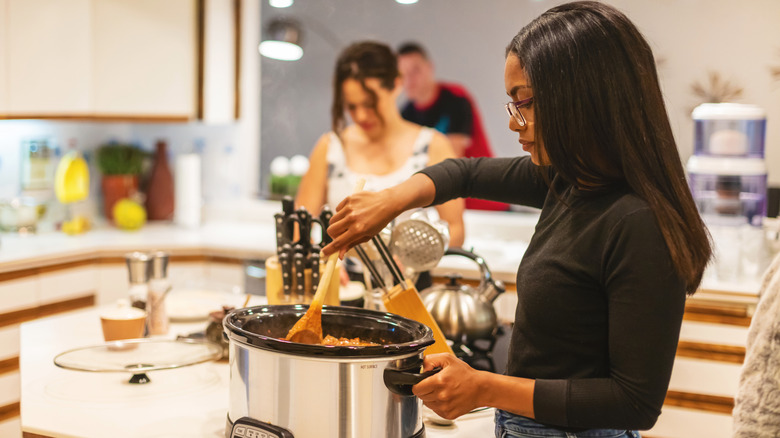 güveç kullanan kişi