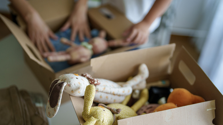 Oyuncakları karton kutulara ayırma