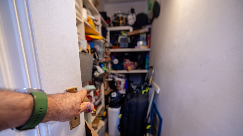 Depolama alanıyla dolu dolap