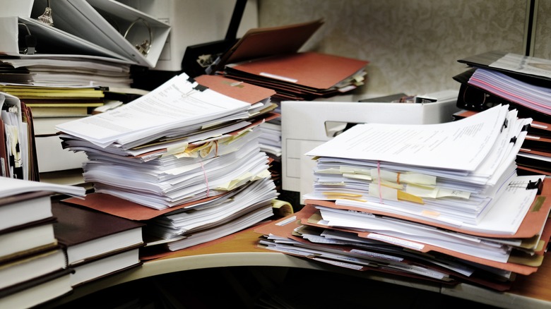 Bir rafta kağıt yığınları