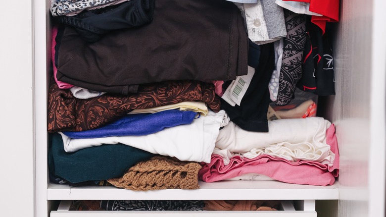 Dağınık battaniye ve nevresim rafı