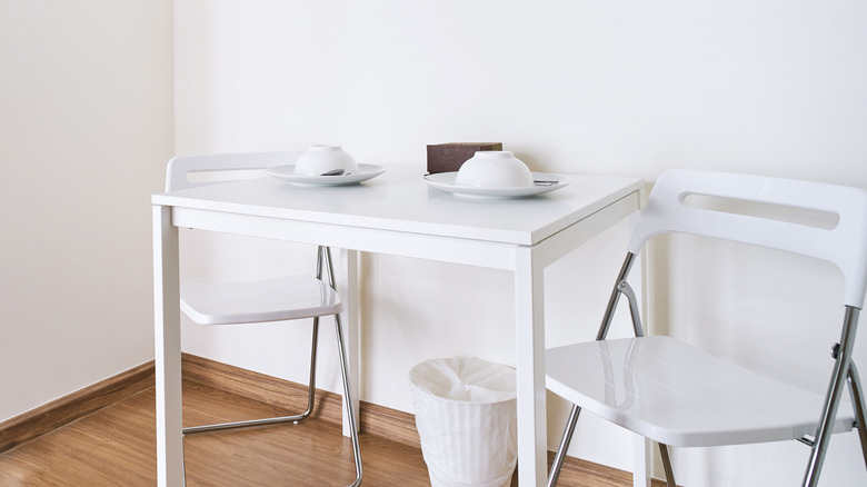 Katlanır sandalyeler ve içinde küçük bir masa