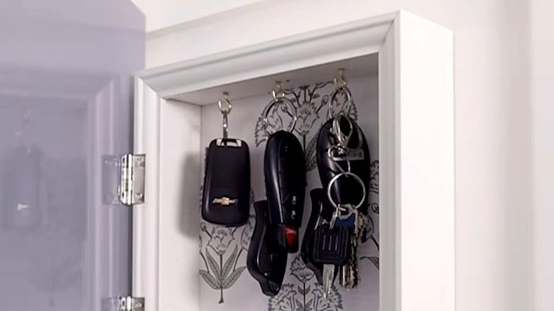 IKEA parçalarından yapılmış anahtar kutusu