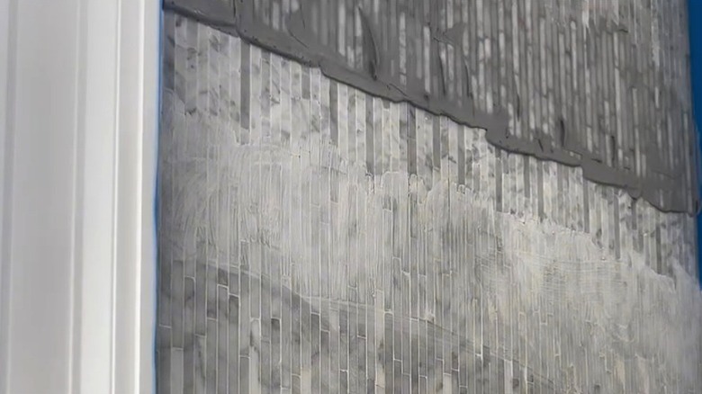 kiremitli duş duvarında ombre harç tekniği