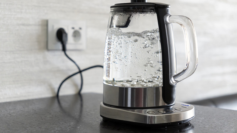 Sıcak su ısıtıcısında kaynayan suyun kapatılması