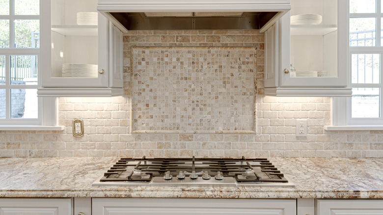 Doğal taş backsplash