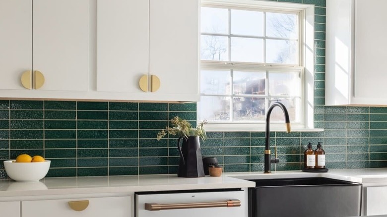 Modern mutfakta yeşil kiremit backsplash