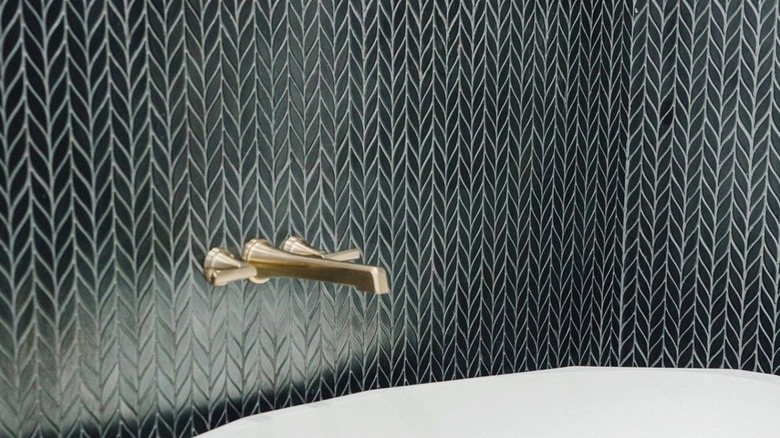 Örgülü kiremit backsplash'in karanlık bir versiyonu