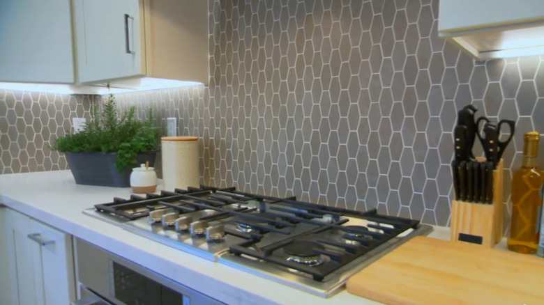 Mutfak backsplash'ı için gri altıgen fayanslar