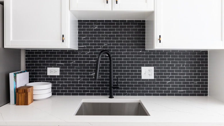 Siyah metro fayansı mutfak backsplash