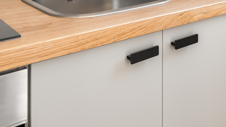 Lavabonun arkasında sağlam bir taş backsplash