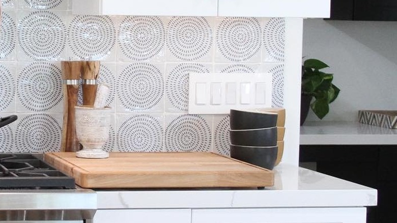 Dairesel desenli bir döşeme backsplash