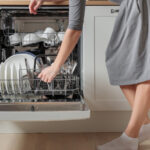 Bir Dakikalık Bir Temizleme Göreviyle Bulaşık Makinenizin Performansını Artırın