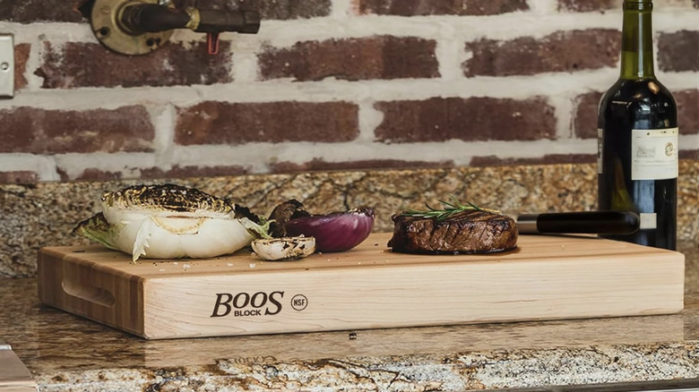 Boos Block kesme tahtasında biftek ve ızgara soğan