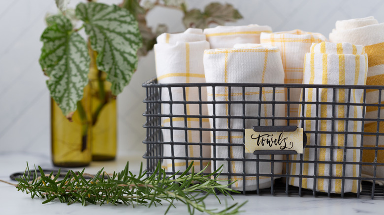 Banyo rafını düzenlemek için kullanılan tel sepet