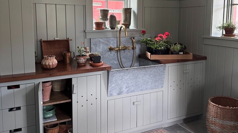 Havalandırma delikli alt dolaplar