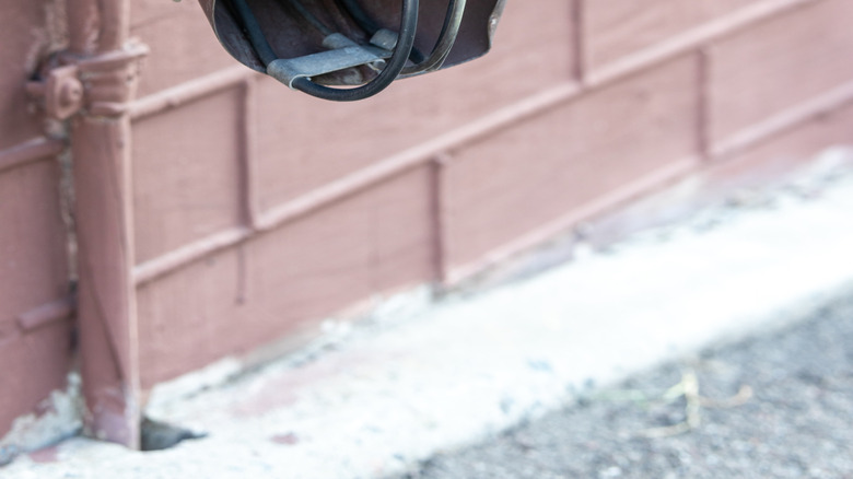 Oluk su tahliyesinin taban bölümünde delikten dışarı uzanan ısı kabloları bulunur.