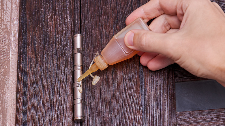 Kapı menteşesinin yağ ile yağlanması