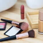 Genellikle İkinci El Mağazasında Bulabileceğiniz Bir Temel Malzemeyle Banyo Tezgahlarını Temiz Tutun