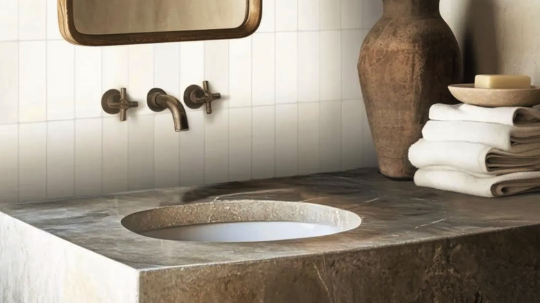 Granit tezgahlı ve zellige fayans arka panelli banyo makyaj masası.