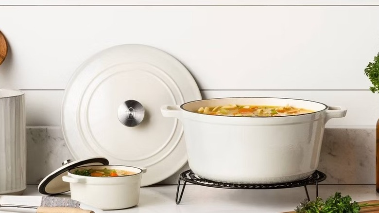 Beyaz Ocak ve El Manolyalı Hollanda fırını ve içinde çorba