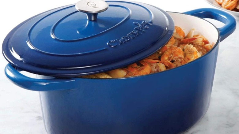 İçinde karides yemeği bulunan Blue Crock-Pot Hollanda fırını