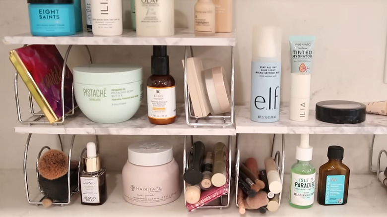 Dolar Ağacı ürünlerinden yapılmış ve ürünlerle dolu DIY banyo rafları