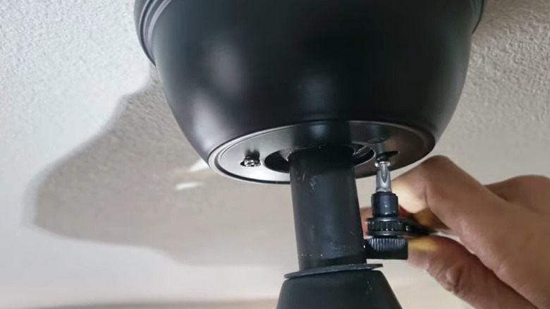 Pittsburgh Cırcırlı Dik Açılı Çok Uçlu Tornavida kullanan kişi