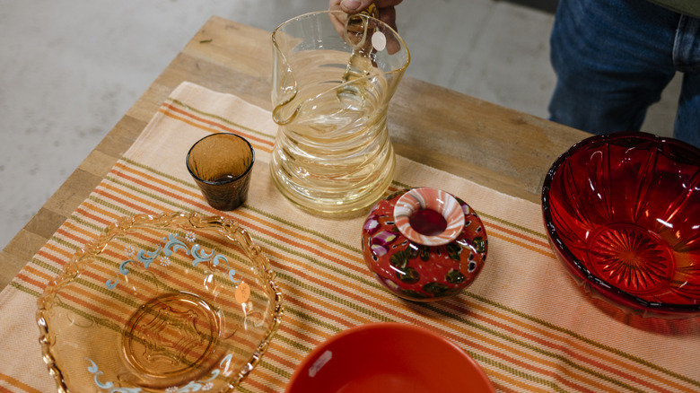 bit pazarında renkli camlara bakan bir kişi