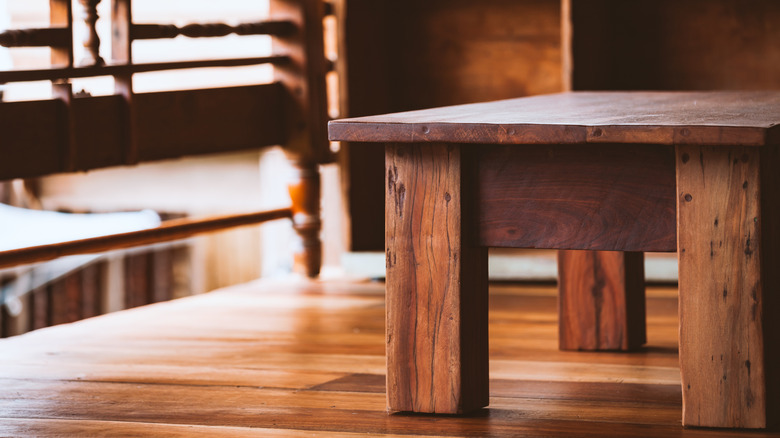 vintage ahşap büfe ve ahşap sandalye