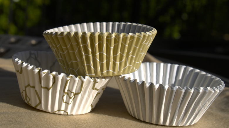 nötr renkli kek sarmalayıcı yığını