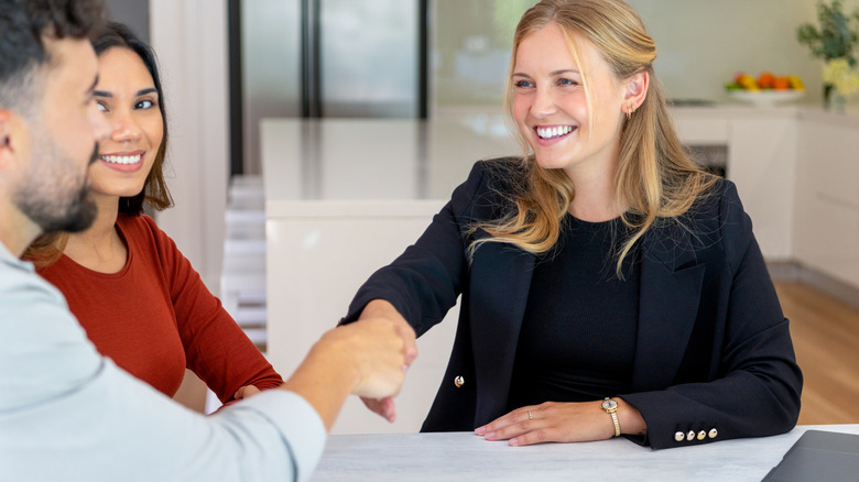 Ev sahipleri sigorta acentesiyle buluşuyor.