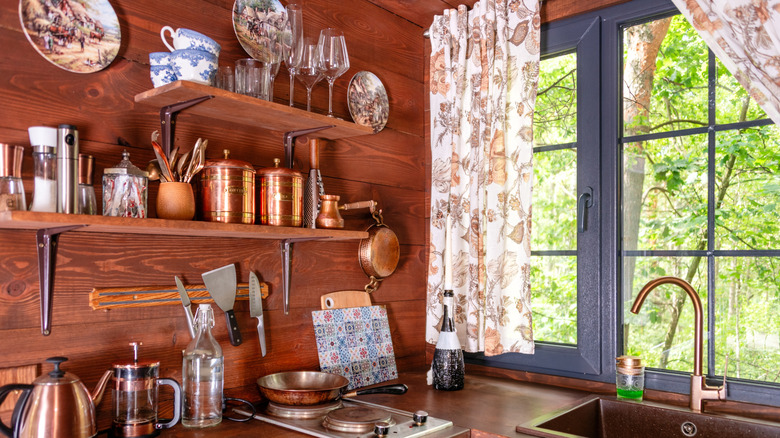 İnce porselen ve bakır kutularla klasik mutfak dekoru rafları