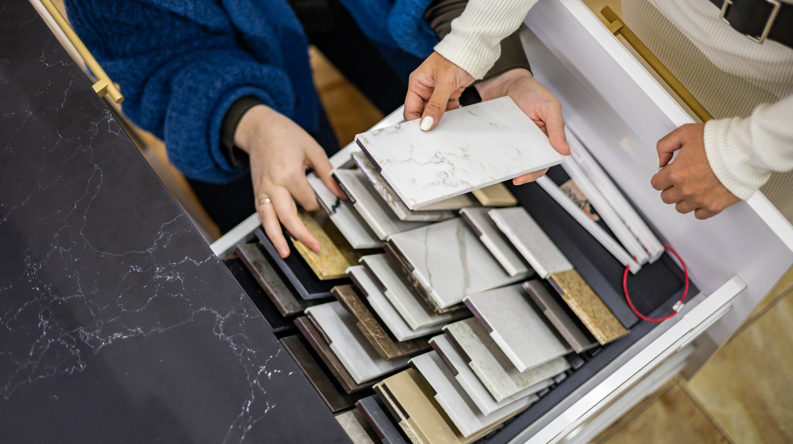 Doku ve Denge Yaratan Mutfak Tezgahı ve Backsplash Eşleştirmesi