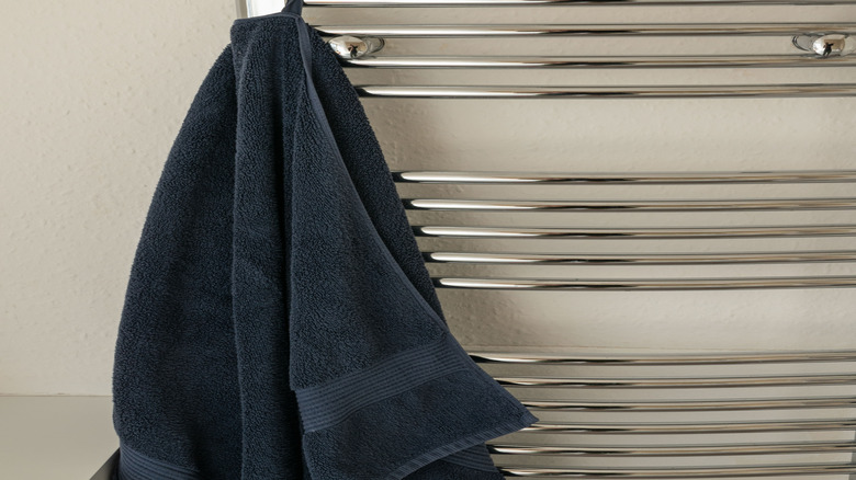 Havlu ısıtıcısına asılı havlu