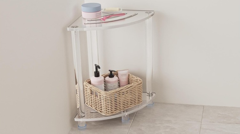 Duşun köşesinde bir duş taburesi bulunur