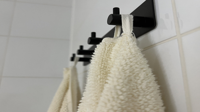 Muhteşem siyah havlu askıları