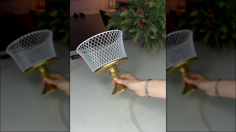 Bitmiş kaide meyve kasesini tutan bir elin yakın çekimi