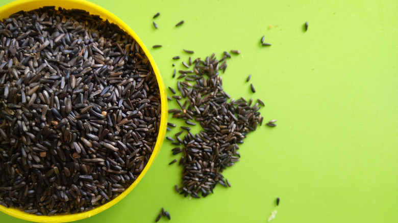 Nyjer tohumları kasesine yakın çekim