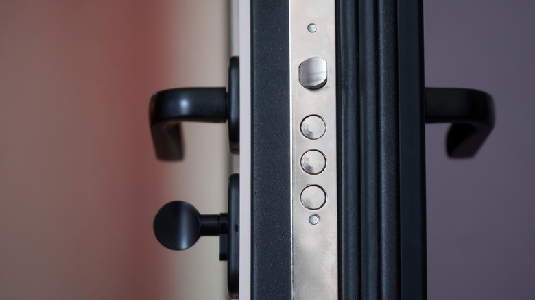 Harici sürgü tarzı kapı kilidi.