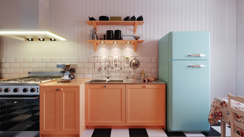 açık mavi buzdolabı ve ahşap dolaplarla retro görünümlü mutfak